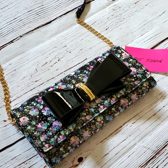 Betsey Johnson Handbags - 🆕️ CUTE BETSEY JOHNSON CROSSBODY/CLUTCH 😍